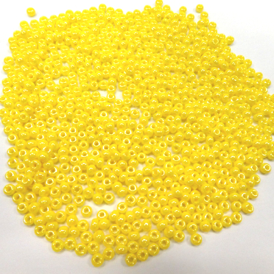 Perles de rocailles jaunes 2 mm