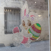 Un lapin de pâques collé sur une vitre