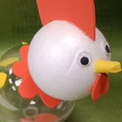 Une poule fabriquée avec une boule en polystyrène et une boule en plexiglace