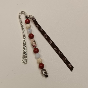 Un marque-page fabriqué avec des perles et un ruban